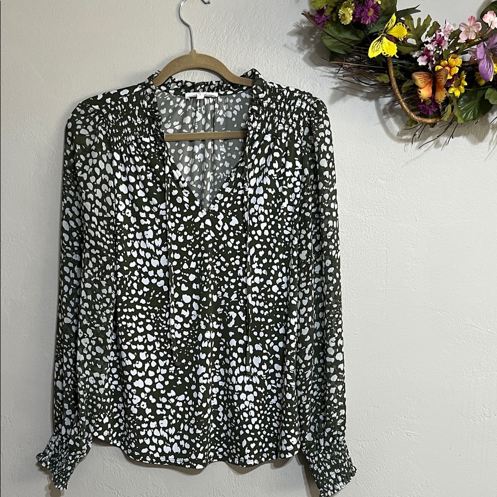 💐Chic Olive and White Spotted Blouse